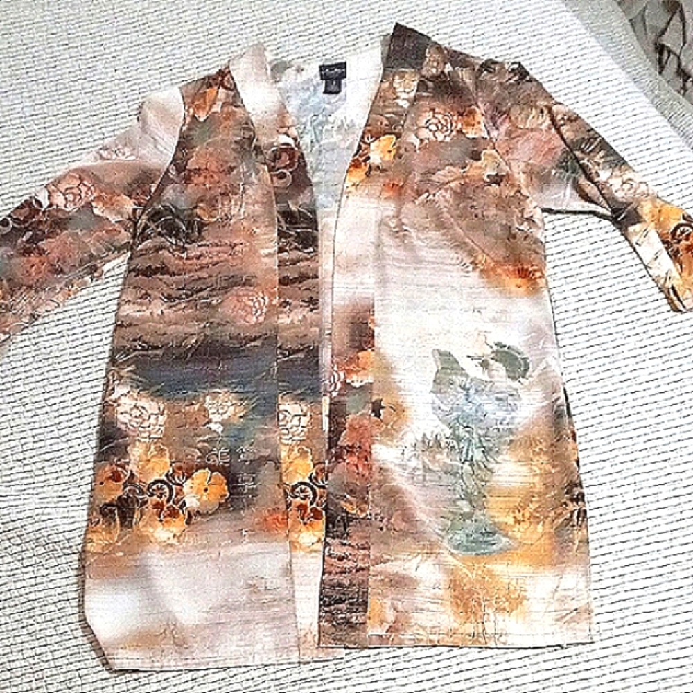 Chico's ,ORIENTAL INSPIRED, LIGHTWEIGHT, SHELL. 3/4 Arm. Size 1, Faux Bone Acnts